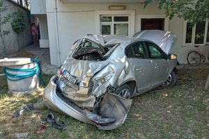Otomobil 3 katlı evin bah&ccedil;esine u&ccedil;tu
