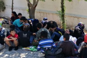 İzmir'de 93 d&uuml;zensiz g&ouml;&ccedil;men yakalandı