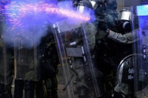 Hong Kong'da polis ilk kez ger&ccedil;ek mermi kullandı