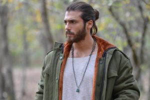 Can Yaman d&uuml;nya &ccedil;apında en iyi oyuncu se&ccedil;ildi