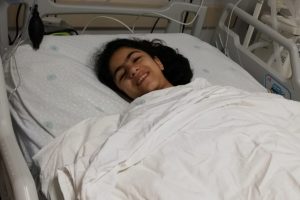 Sokaktaki kavgada yoldaki k&uuml;&ccedil;&uuml;k kızın boğazına makas saplandı