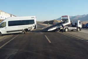 İhtiya&ccedil; molası i&ccedil;in duraklayan minib&uuml;se otomobil &ccedil;arptı: 1 &ouml;l&uuml;, 10 yaralı
