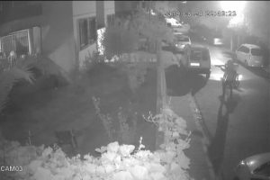 Evinin balkonunda otururken silahlı saldırıya uğradı