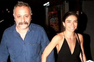 &Uuml;nl&uuml; y&ouml;netmenden 19 yaş k&uuml;&ccedil;&uuml;k sevgilisi ile aşk pozu