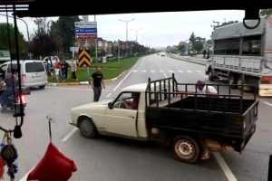 Arızalı kamyoneti motosikletle &ccedil;ektiler!
