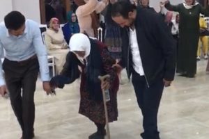 105 yaşındaki Sabayi nine, bastonuyla halay &ccedil;ekti