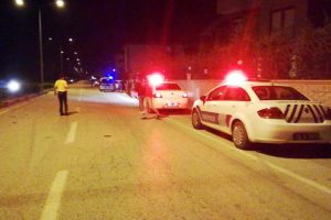 Bursa'da otomobil takla attı, s&uuml;r&uuml;c&uuml; arkadaşlarını bırakıp ka&ccedil;tı