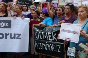 İzmirli kadınlar Emine Bulut i&ccedil;in tek y&uuml;rek oldu