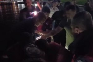 Denize d&uuml;şen alkoll&uuml; adam, kurtarılınca yine alkol istedi