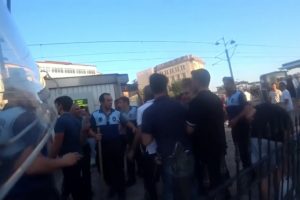 Seyyar satıcılar zabıtaya sopayla saldırdı