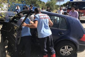 4 &ouml;ğretmen kaza yapan ara&ccedil;ta sıkıştı