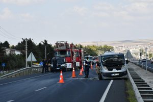 Minib&uuml;s bariyerlere &ccedil;arptı: Anne ile kızı hayatını kaybetti