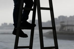 Başı merdivene sıkışan adam g&uuml;nler sonra kurtarıldı