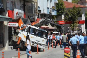 Freni boşalan kamyonet, beyaz eşya&nbsp;d&uuml;kkanına girdi