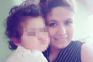 Konuşma vaadiyle &ccedil;ağırdığı eşini, sokak ortasında bı&ccedil;akladı