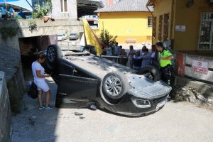 2 saat &ouml;nce kiraladığı otomobille kaza yaptı