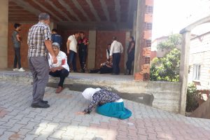 Amca &ccedil;ocukları arasında silahlı &ccedil;atışma: Yaralılar var