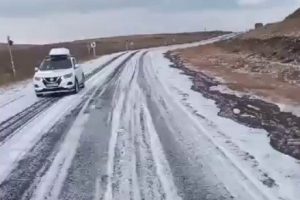 Dolu yağışı s&uuml;r&uuml;c&uuml;lere zor anlar yaşattı