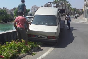 Otomobile &ccedil;arpıp bir şey olmamış gibi yoluna devam etti