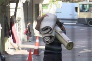 M&uuml;h&uuml;rlenen binada oturanlar eşyalarını topluyor