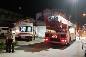 İntihara kalkışan şahsı polis &ccedil;atıdan indirdi