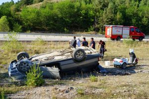 Virajı alamayan otomobil takla attı: 2 yaralı