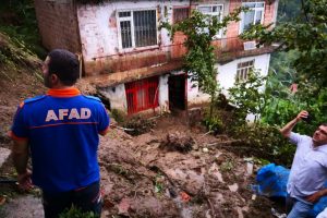 Trabzon'da heyelanda evde mahsur kalan 3 kişi kurtarıldı