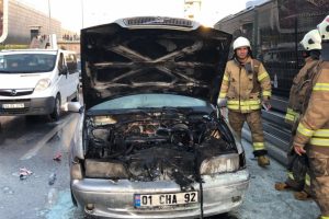 Ara&ccedil; yangını E-5'te trafiği durma noktasına getirdi