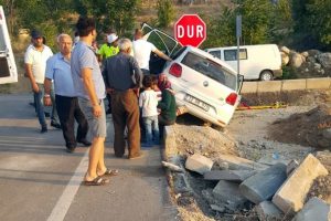 Kontrolden &ccedil;ıkan otomobil ref&uuml;jde asılı kaldı: 2 yaralı