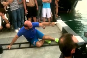 Tek parmağıyla 200 tonluk tekne &ccedil;ekti