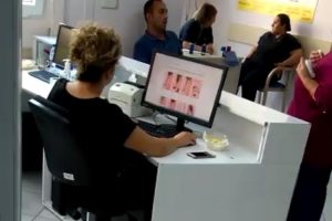 Hastalar beklerken kayıt g&ouml;revlisi alışveriş sitelerini gezdi