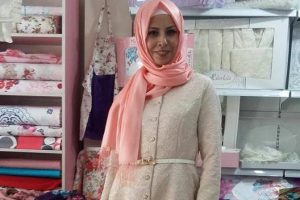 Kızının yanında tabancayla başından vurulan kadın hayatını kaybetti