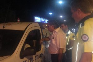 Kavşakta ters y&ouml;ne giren s&uuml;r&uuml;c&uuml; emniyet m&uuml;d&uuml;r&uuml;ne yakalandı