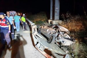 Tekirdağ'da otomobil bariyerlere &ccedil;arptı: 1 &ouml;l&uuml;, 2 yaralı