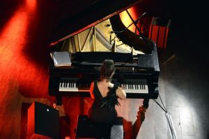 D&uuml;nyaca &uuml;nl&uuml; piyanistten Dar&uuml;şşafaka i&ccedil;in konser