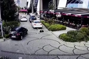 Gen&ccedil; kadın AVM'nin &ouml;n&uuml;nde dehşeti yaşadı