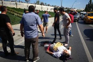 Yaşlı adama otomobil &ccedil;arptı! Herkes seferber oldu