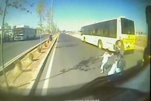 Otob&uuml;s&uuml;n altında kalan 3 yaşındaki &ccedil;ocuk ağır yaralı