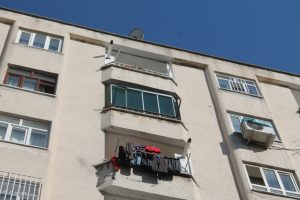 Tost yiyen gencin kafasına balkon camı d&uuml;şt&uuml;