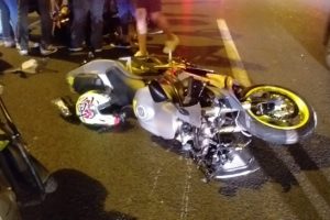 Motosikletten fırlayıp otomobilin &uuml;zerine d&uuml;şt&uuml;! Metrelerce yola devam etti