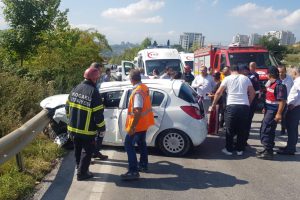 Halk otob&uuml;s&uuml;, otomobile &ccedil;arptı: &Ouml;l&uuml; ve yaralılar var