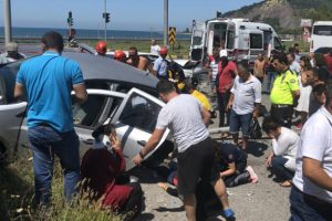 İki otomobil kavşakta &ccedil;arpıştı!