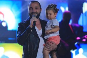Berkay sahneye kızıyla &ccedil;ıktı!