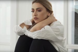 Hadise'den dikkat &ccedil;eken video: T&uuml;m Kadınlara...