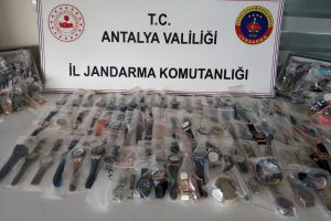 588 adet ka&ccedil;ak kol saati ele ge&ccedil;irildi