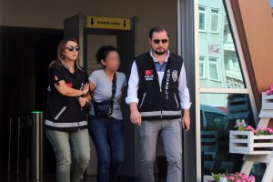Silah zoruyla fuhuş yaptıran kadın tutuklandı