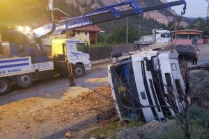 Park halindeki kamyon freni boşalınca devrildi