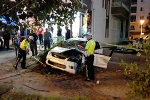 Işık bekleyen otomobile &ccedil;arpmamak isterken faciaya neden oldu