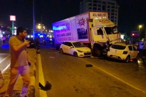 Freni patlayan kamyon, ışıkta bekleyen 11 aracı bi&ccedil;ti: 12 yaralı