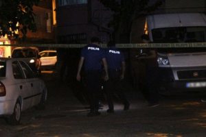 Kara &ccedil;arşaf giydi kurşun yağdırdı: 1 yaralı
